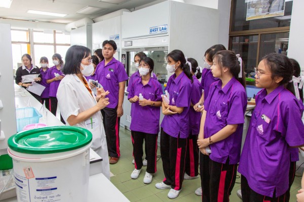  โครงการห้องเรียนนวัตกรรมและวิทยาศาสตร์ประยุกต์ อบรมในหัวข้อเรื่อง การเตรียมผลิตภัณฑ์สำหรับทำความสะอาด