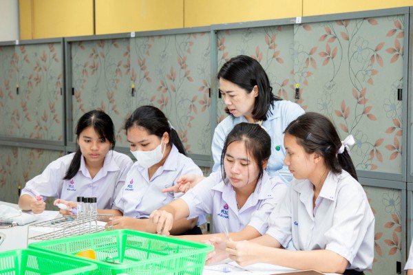 อบรมเชิงปฏิบัติการในหัวข้อเรื่อง สารสีในอาหาร ในโครงการห้องเรียนนวัตกรรมและวิทยาศาสตร์ประยุกต์